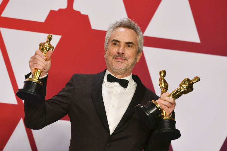 Alfonso Cuarón posa tras ganar los premios Oscar a la mejor película extranjera, dirección y cinematografía por "Roma", el domingo 24 de febrero del 2019 en el Teatro Dolby en Los Angeles. Alfonso Cuarón posa tras ganar los premios Oscar a la mejor película extranjera, dirección y cinematografía por "Roma", el domingo 24 de febrero del 2019 en el Teatro Dolby en Los Angeles.