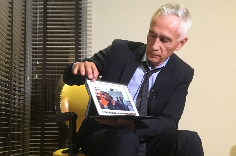 El periodista de Univision Jorge Ramos muestra el video que afirma que su equipo grabó un día antes, en el que se ve a jóvenes venezolanos comiendo sobrantes de comida de un camión de basura en Caracas, durante una entrevista en un hotel de Caracas, Venez El periodista de Univision Jorge Ramos muestra el video que afirma que su equipo grabó un día antes, en el que se ve a jóvenes venezolanos comiendo sobrantes de comida de un camión de basura en Caracas, durante una entrevista en un hotel de Caracas, Venez
