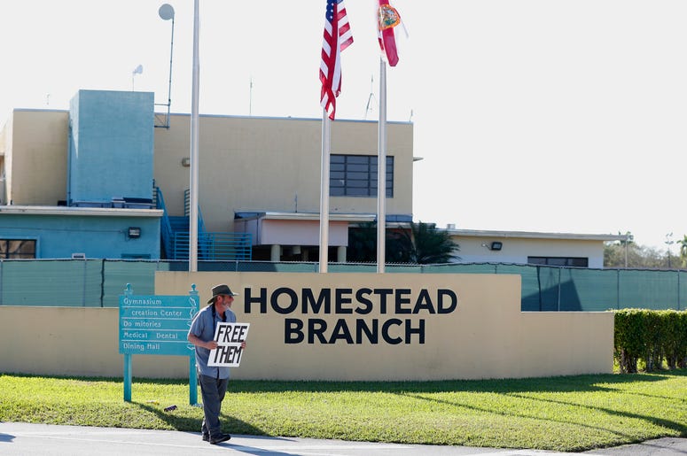 En esta imagen, tomada el 19 de febrero de 2019, Josh Rubin se manifiesta en el exterior del centro de acogimiento temporal para menores no acompañados en Homestead, Florida. Legisladores demócratas votaron el martes 26 de febrero de 2019 exigir documento En esta imagen, tomada el 19 de febrero de 2019, Josh Rubin se manifiesta en el exterior del centro de acogimiento temporal para menores no acompañados en Homestead, Florida. Legisladores demócratas votaron el martes 26 de febrero de 2019 exigir documento