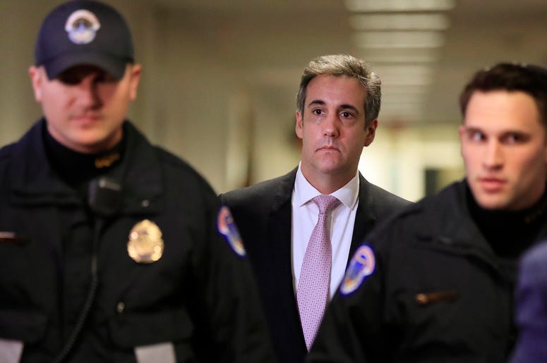 Michael Cohen (centro, detrás), exabogado personal del presidente de Estados Unidos, Donald Trump, tras una vista a puerta cerrada en el Comité de Inteligencia del Senado, en el Capitolio, Washington, el 26 de febrero de 2019. Michael Cohen (centro, detrás), exabogado personal del presidente de Estados Unidos, Donald Trump, tras una vista a puerta cerrada en el Comité de Inteligencia del Senado, en el Capitolio, Washington, el 26 de febrero de 2019.