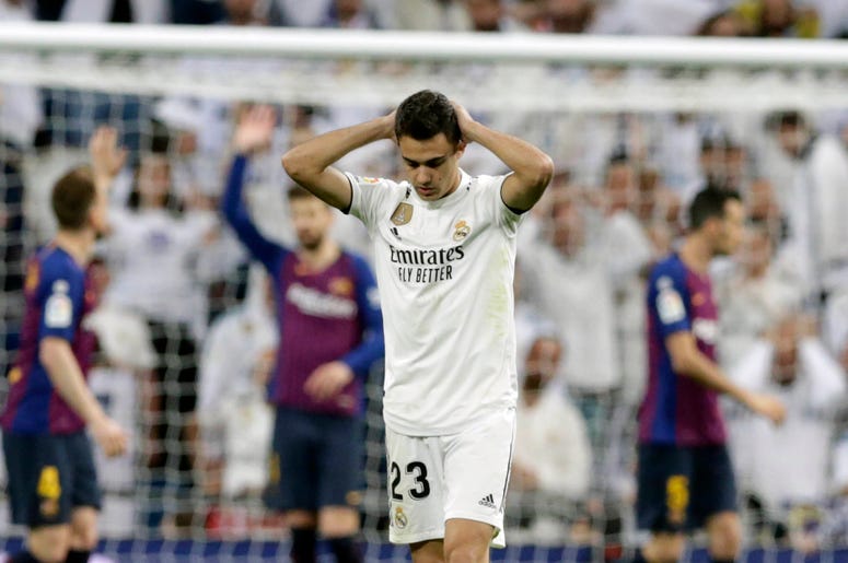 El lateral Sergio Reguilón, del Real Madrid, lamenta una jugada durante el duelo por la liga española frente al Barcelona, en el estadio Santiago Bernabéu, en Madrid, el sábado 2 de marzo de 2019. El lateral Sergio Reguilón, del Real Madrid, lamenta una jugada durante el duelo por la liga española frente al Barcelona, en el estadio Santiago Bernabéu, en Madrid, el sábado 2 de marzo de 2019.