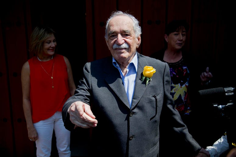 En esta foto del 6 de marzo del 2014, Gabriel García Márquez saluda a admiradores y reporteros afuera de su casa en su cumpleaños, en la Ciudad de México. En esta foto del 6 de marzo del 2014, Gabriel García Márquez saluda a admiradores y reporteros afuera de su casa en su cumpleaños, en la Ciudad de México.