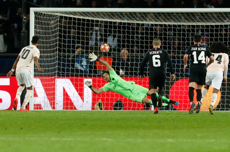 Marcus Rashford, izquierda, del Manchester United, vence al portero Gianluigi Buffon, del PSG, durante un partido de vuelta de octavos de final de la Liga Champions en París, el miércoles 6 de marzo del 2019. Marcus Rashford, izquierda, del Manchester United, vence al portero Gianluigi Buffon, del PSG, durante un partido de vuelta de octavos de final de la Liga Champions en París, el miércoles 6 de marzo del 2019.