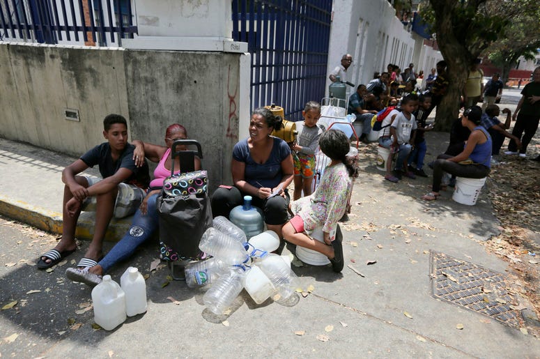 Algunas personas esperan su turno para llenar contenedores con agua de una fuente pública en Caracas, el miércoles 13 de marzo de 2019. Algunas personas esperan su turno para llenar contenedores con agua de una fuente pública en Caracas, el miércoles 13 de marzo de 2019.