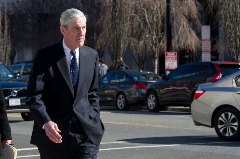 El fiscal especial Robert Mueller camina hacia su automóvil tras acudir a una ceremonia religiosa en la iglesia episcopal San Juan, frente a la Casa Blanca, en Washington, el domingo 24 de marzo de 2019. El fiscal especial Robert Mueller camina hacia su automóvil tras acudir a una ceremonia religiosa en la iglesia episcopal San Juan, frente a la Casa Blanca, en Washington, el domingo 24 de marzo de 2019.