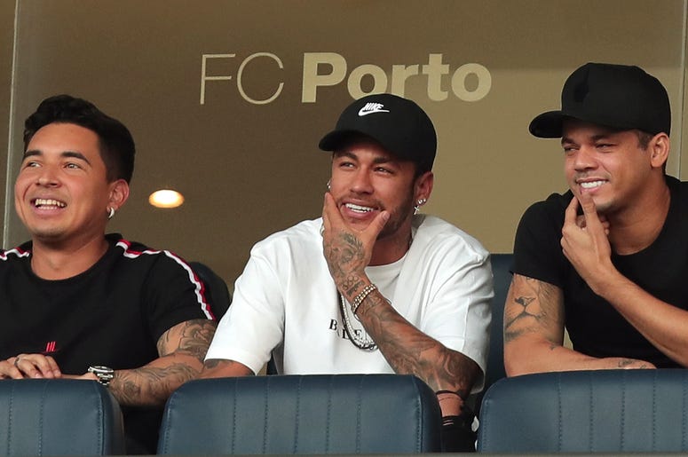 El brasileño Neymar (centro) observa un partido amistoso entre la selección de su país y Panamá, en Oporto, Portugal, el sábado 23 de marzo de 2019 El brasileño Neymar (centro) observa un partido amistoso entre la selección de su país y Panamá, en Oporto, Portugal, el sábado 23 de marzo de 2019