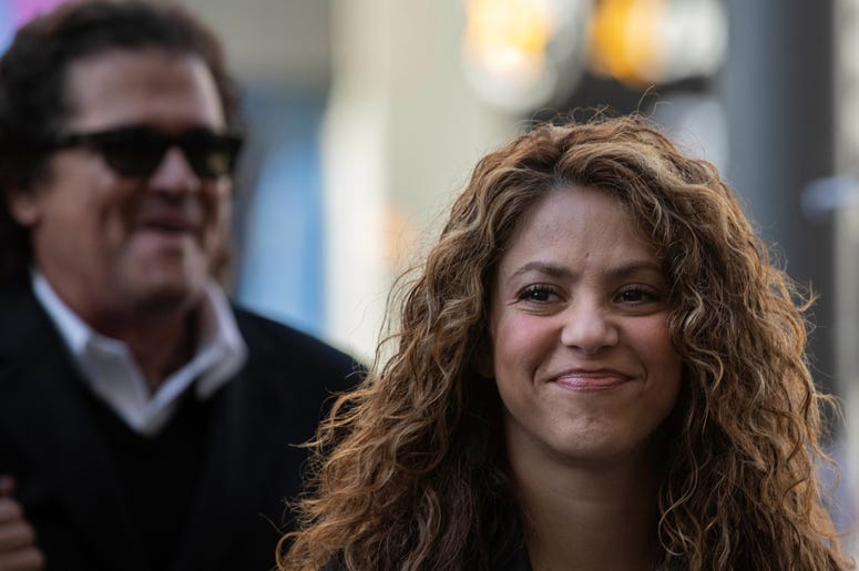 Los cantantes colombianos Shakira (derecha) y Carlos Vives (detrás) a su llegada a un juzgado en Madrid, el 27 de marzo de 2019. Los cantantes colombianos Shakira (derecha) y Carlos Vives (detrás) a su llegada a un juzgado en Madrid, el 27 de marzo de 2019.
