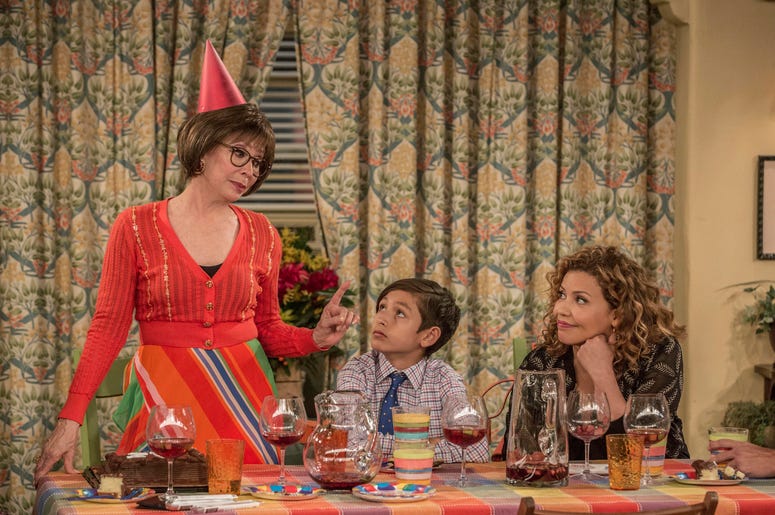 En esta imagen difundida por Netflix, Rita Moreno, Marcel Ruiz y Justina Machado, de izquierda a derecha, en una escena de "One Day At A Time". En esta imagen difundida por Netflix, Rita Moreno, Marcel Ruiz y Justina Machado, de izquierda a derecha, en una escena de "One Day At A Time".