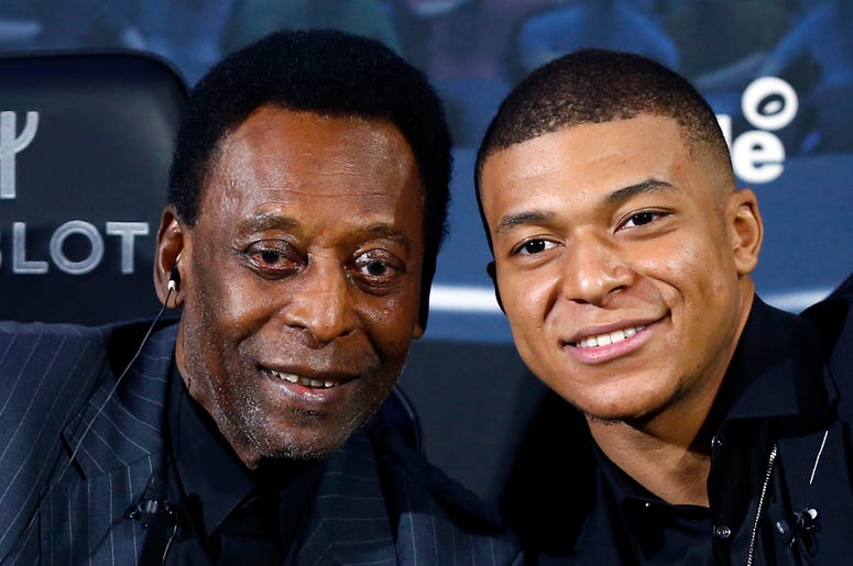 Pelé y el jugador francés Kylian Mbappé posan durante una sesión fotográfica en París, el martes 2 de abril del 2019. Pelé y el jugador francés Kylian Mbappé posan durante una sesión fotográfica en París, el martes 2 de abril del 2019.