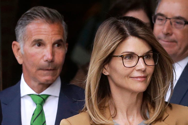 La actriz Lori Loughlin y su esposo, el diseñador de moda Mossimo Giannulli, salen de una corte en Boston el miércoles 3 de abril del 2019 tras una audiencia a la que comparecieron acusados en el escándalo de sobornos para conseguir el ingreso de sus hija La actriz Lori Loughlin y su esposo, el diseñador de moda Mossimo Giannulli, salen de una corte en Boston el miércoles 3 de abril del 2019 tras una audiencia a la que comparecieron acusados en el escándalo de sobornos para conseguir el ingreso de sus hija