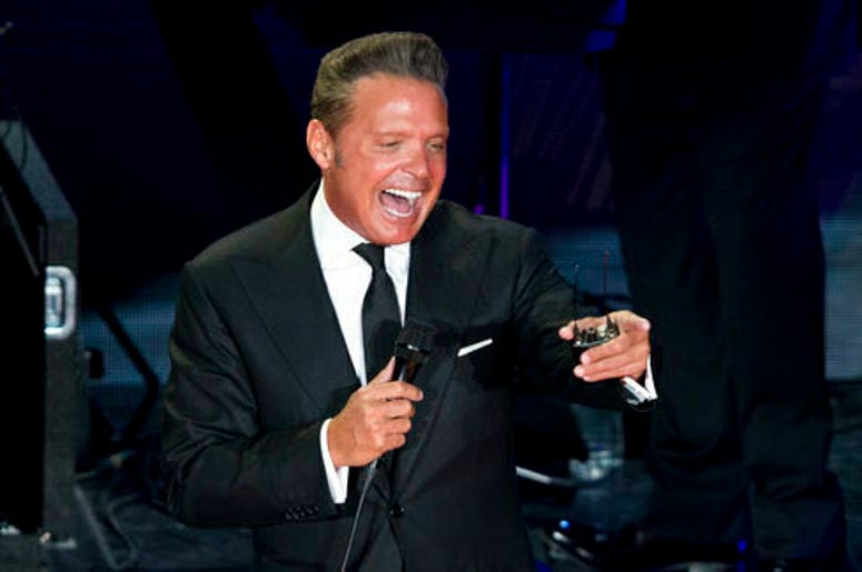 En esta fotografía de archivo del 21 de febrero de 2018 Luis Miguel se presenta en concierto durante el comienzo de su gira "¡México por Siempre!" en el Auditorio Nacional de la Ciudad de México. En esta fotografía de archivo del 21 de febrero de 2018 Luis Miguel se presenta en concierto durante el comienzo de su gira "¡México por Siempre!" en el Auditorio Nacional de la Ciudad de México.