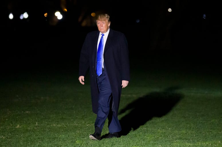 El presidente Donald Trump camina en el Jardín Sur de la Casa Blanca después de descender del helicóptero presidencial el sábado 6 de abril de 2019 en Washington. El presidente Donald Trump camina en el Jardín Sur de la Casa Blanca después de descender del helicóptero presidencial el sábado 6 de abril de 2019 en Washington.