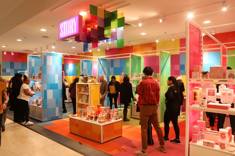Macy’s abre la tienda Story, una experiencia narrativa de ventas, en 36 ubicaciones en Estados Unidos. Macy’s abre la tienda Story, una experiencia narrativa de ventas, en 36 ubicaciones en Estados Unidos.