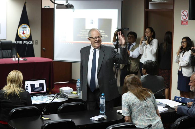El expresidente de Perú, Pedro Pablo Kuczynski, llega a una audiencia judicial para determinar su liberación en Lima, el lunes 15 de abril de 2019. El expresidente de Perú, Pedro Pablo Kuczynski, llega a una audiencia judicial para determinar su liberación en Lima, el lunes 15 de abril de 2019.