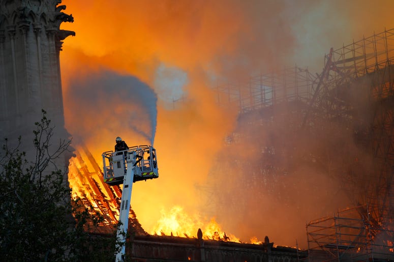 El incendio en la Catedral Notre Dame de París el 15 de abril del 2019. Expertos dicen que debido a la magnitud del incendio y a la construcción de la Catedral de Notre Dame, era poco lo que los bomberos pudieron hacer para salvar la joya arquitectónica El incendio en la Catedral Notre Dame de París el 15 de abril del 2019. Expertos dicen que debido a la magnitud del incendio y a la construcción de la Catedral de Notre Dame, era poco lo que los bomberos pudieron hacer para salvar la joya arquitectónica