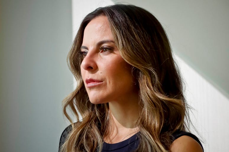 Kate del Castillo posa tras una entrevista en Nueva York el 19 de octubre del 2017. Ocho años después de haber dado vida a la líder de un cártel de la droga Teresa Mendoza, la actriz mexicana retoma el emblemático personaje en una segunda temporada de "La Kate del Castillo posa tras una entrevista en Nueva York el 19 de octubre del 2017. Ocho años después de haber dado vida a la líder de un cártel de la droga Teresa Mendoza, la actriz mexicana retoma el emblemático personaje en una segunda temporada de "La