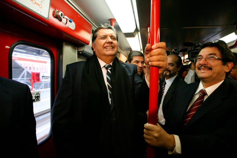 En esta foto de archivo del 11 de julio de 2011 el entonces presidente saliente de Perú, Alan García, a la izquierda, viaja en el sistema de tren eléctrico en Lima, Perú. En esta foto de archivo del 11 de julio de 2011 el entonces presidente saliente de Perú, Alan García, a la izquierda, viaja en el sistema de tren eléctrico en Lima, Perú.