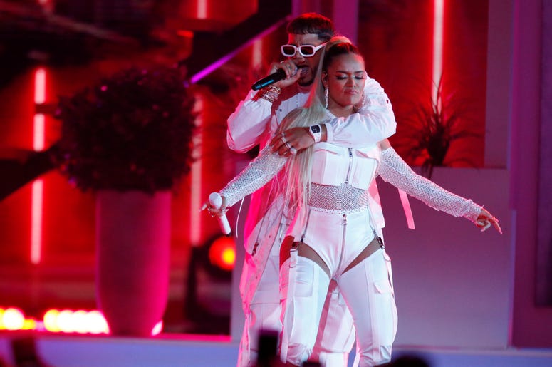 Anuel AA, a la izquierda, y Karol G cantan juntos en la ceremonia de los Premios Billboard de la Música Latina el jueves 25 de abril del 2019 en Las Vegas. Anuel AA, a la izquierda, y Karol G cantan juntos en la ceremonia de los Premios Billboard de la Música Latina el jueves 25 de abril del 2019 en Las Vegas.