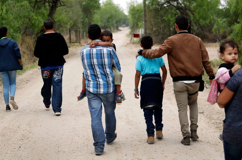 En esta fotograf a de archivo del 14 de marzo de 2019, un grupo de familias migrantes recorren un camino poco antes de ser detenidas por la Patrulla Fronteriza cerca de McAllen, Texas. En esta fotograf a de archivo del 14 de marzo de 2019, un grupo de familias migrantes recorren un camino poco antes de ser detenidas por la Patrulla Fronteriza cerca de McAllen, Texas.