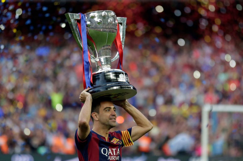 En esta foto del 23 de mayo de 2015, Xavi Hern ndez del Barcelona alza el trofeo de campe n de la Liga de Espa a. En esta foto del 23 de mayo de 2015, Xavi Hern ndez del Barcelona alza el trofeo de campe n de la Liga de Espa a.
