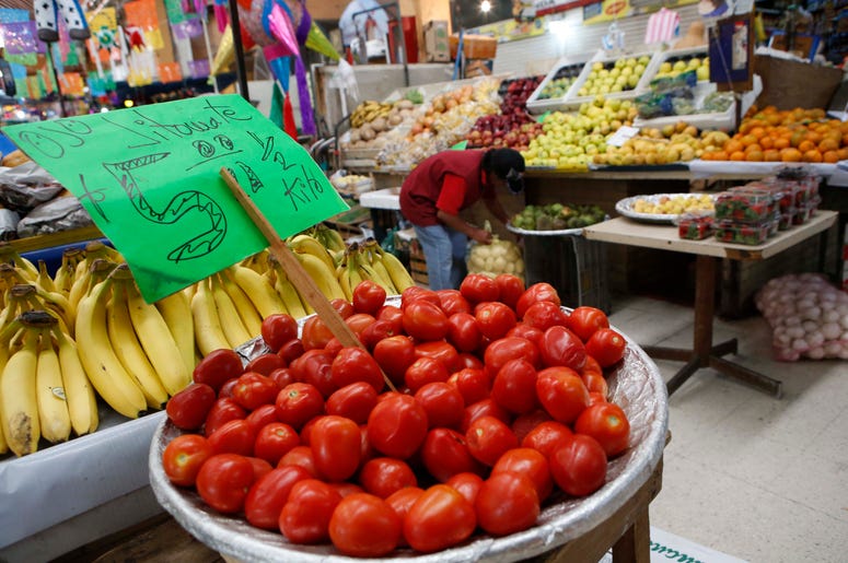 Fotografía de archivo del 2 de febrero de 2017 de tomates mexicanos a la venta en el mercado Medellín de la Ciudad de México. Fotografía de archivo del 2 de febrero de 2017 de tomates mexicanos a la venta en el mercado Medellín de la Ciudad de México.