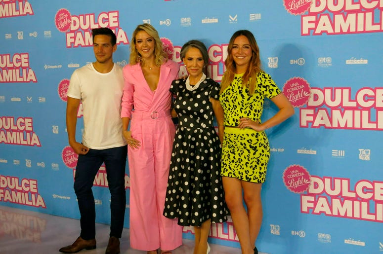 En esta fotograf a del 2 de mayo de 2019 Vadhir Derbez, de izquierda a derecha, Fernanda Castillo, Florinda Meza y Regina Bland n de la pel cula mexicana "Dulce Familia" posan durante una conferencia de prensa en la Ciudad de M xico. La pel cula se estren En esta fotograf a del 2 de mayo de 2019 Vadhir Derbez, de izquierda a derecha, Fernanda Castillo, Florinda Meza y Regina Bland n de la pel cula mexicana "Dulce Familia" posan durante una conferencia de prensa en la Ciudad de M xico. La pel cula se estren