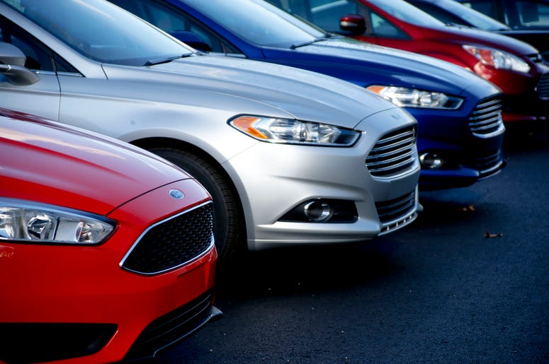 En esta foto del 19 de noviembre del 2015, se ve una fila de Ford Fusion en el concesionario Butler County Ford en Butler, Pensilvania. En esta foto del 19 de noviembre del 2015, se ve una fila de Ford Fusion en el concesionario Butler County Ford en Butler, Pensilvania.