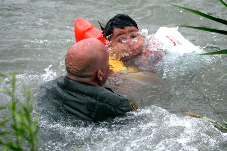 En esta foto del 10 de mayo de 2019, el agente de la Patrulla Fronteriza Brady Waikel rescata a un niño hondureño de 7 años que cayó de una balsa al cruzar el río Bravo cerca de Eagle Pass, Texas, EEUU. En esta foto del 10 de mayo de 2019, el agente de la Patrulla Fronteriza Brady Waikel rescata a un niño hondureño de 7 años que cayó de una balsa al cruzar el río Bravo cerca de Eagle Pass, Texas, EEUU.