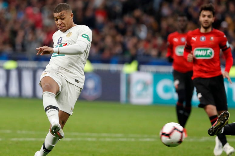 El delantero Kylian Mbapp , del Paris Saint-Germain, remata a la porter a durante la final de la Copa de Francia frente a Rennes, en el Stade de France, en Saint-Denis, en las afueras de Paris, el sabado 27 de abril de 2019. El delantero Kylian Mbapp , del Paris Saint-Germain, remata a la porter a durante la final de la Copa de Francia frente a Rennes, en el Stade de France, en Saint-Denis, en las afueras de Paris, el sabado 27 de abril de 2019.