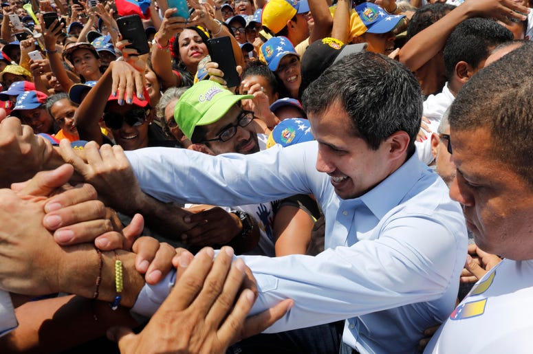 El líder opositor venezolano Juan Guaidó saluda a simpatizantes en un mitin en Guatire, Venezuela, el sábado 18 de marzo de 2019. El líder opositor venezolano Juan Guaidó saluda a simpatizantes en un mitin en Guatire, Venezuela, el sábado 18 de marzo de 2019.