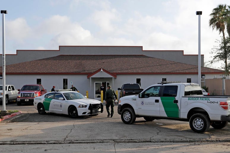 En esta fotografia de archivo del 23 de junio de 2018, vehiculos y agentes de la Patrulla Fronteriza permanecen afuera del Centro de Procesamiento Central en McAllen. En esta fotografia de archivo del 23 de junio de 2018, vehiculos y agentes de la Patrulla Fronteriza permanecen afuera del Centro de Procesamiento Central en McAllen.