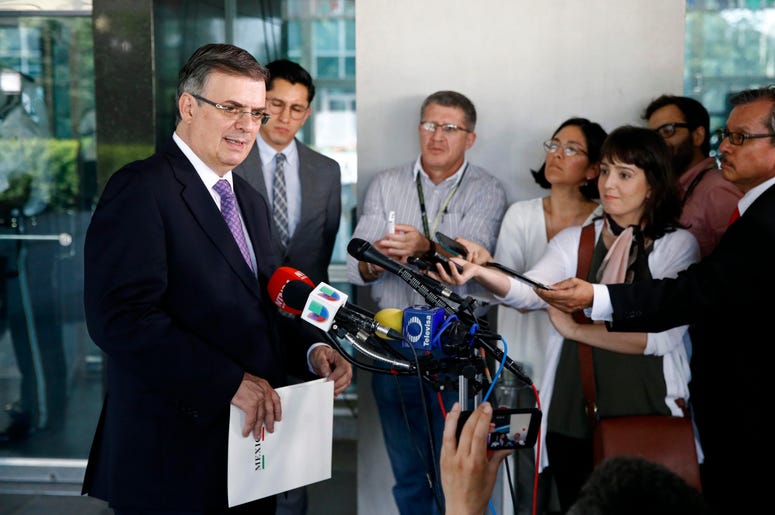 El canciller mexicano Marcelo Ebrard habla con periodistas el jueves 23 de mayo de 2019 despu s de encontrarse con el secretario de Estado, Mike Pompeo, en el Departamento de Estado en Washington. El canciller mexicano Marcelo Ebrard habla con periodistas el jueves 23 de mayo de 2019 despu s de encontrarse con el secretario de Estado, Mike Pompeo, en el Departamento de Estado en Washington.