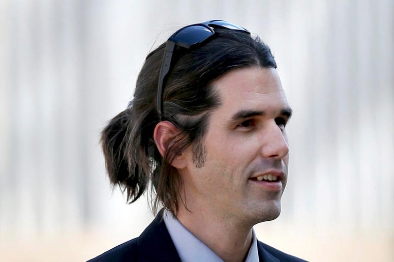 En esta fotografía de 2018, se muestra a Scott Daniel Warren, quien está acusado de albergar y brindar ayuda a migrantes, afuera de una tribunal de Tucson, Arizona. En esta fotografía de 2018, se muestra a Scott Daniel Warren, quien está acusado de albergar y brindar ayuda a migrantes, afuera de una tribunal de Tucson, Arizona.