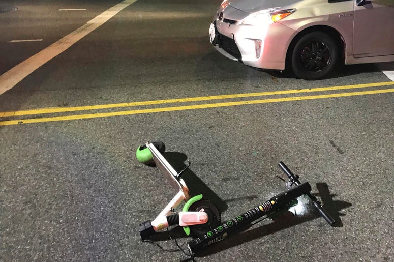 La patineta eléctrica usada por una persona que fue atropellada por un carro en Los ngeles. Foto suministrada por Jodi Robinson, del 23 de diciembre del 2018. Las patinetas el ctricas se han popularizado ltimamente como un medio de transporte conveniente. La patineta eléctrica usada por una persona que fue atropellada por un carro en Los ngeles. Foto suministrada por Jodi Robinson, del 23 de diciembre del 2018. Las patinetas el ctricas se han popularizado ltimamente como un medio de transporte conveniente.