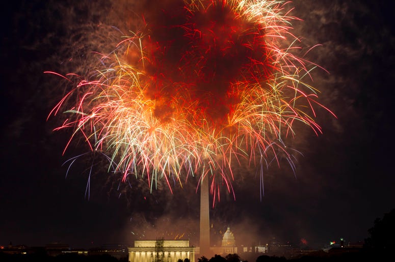 En esta imagen de archivo del 4 de julio de 2018, fuegos artificiales estallan sobre el Monumento a Lincoln y el Capitolio en Washington, durante las celebraciones del 4 de Julio. En esta imagen de archivo del 4 de julio de 2018, fuegos artificiales estallan sobre el Monumento a Lincoln y el Capitolio en Washington, durante las celebraciones del 4 de Julio.