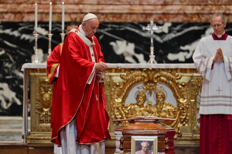 El papa Francisco bendice el ataúd durante el funeral del cardenal Leon Kalenga Badikebele, nuncio apostólico en Argentina, en la Basílica de San Pedro del Vaticano, el sábado 15 de junio de 2019. El papa Francisco bendice el ataúd durante el funeral del cardenal Leon Kalenga Badikebele, nuncio apostólico en Argentina, en la Basílica de San Pedro del Vaticano, el sábado 15 de junio de 2019.
