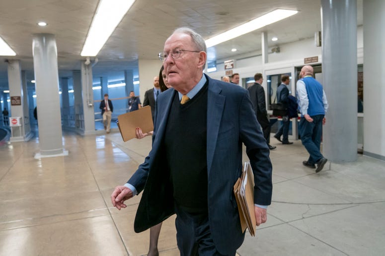 senador Lamar Alexander entra al Capitolio en Wahington. Una de cada seis veces que uno acude a una sala de emergencias o queda hospitalizado, despu s del tratamiento llega una cuenta m dica sorpresiva , de acuerdo con un estudio difundido el jueves. 20 d senador Lamar Alexander entra al Capitolio en Wahington. Una de cada seis veces que uno acude a una sala de emergencias o queda hospitalizado, despu s del tratamiento llega una cuenta m dica sorpresiva , de acuerdo con un estudio difundido el jueves. 20 d