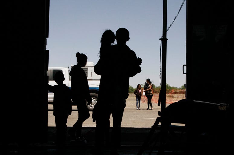 Esta foto de archivo del miercoles 22 de mayo del 2019 muestra a migrantes, mayormente de Centroamerica, en un hangar en Deming, Nuevo Mexico. Esta foto de archivo del miercoles 22 de mayo del 2019 muestra a migrantes, mayormente de Centroamerica, en un hangar en Deming, Nuevo Mexico.