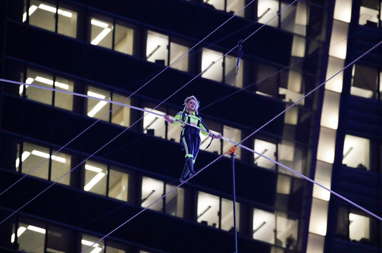 La equilibrista Lijana Wallenda camina por la cuerda floja sobre Times Square, Nueva York, el domingo 23 de junio de 2019. La equilibrista Lijana Wallenda camina por la cuerda floja sobre Times Square, Nueva York, el domingo 23 de junio de 2019.