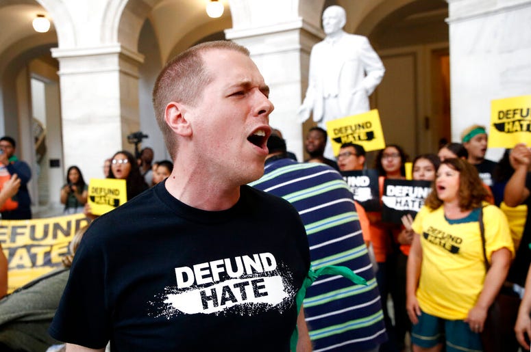 Manifestantes se congregan en el Capitolio en Washington para protestar conra las políticas fronterizas y de inmigración del gobierno el martes, 25 de junio del 2019. Manifestantes se congregan en el Capitolio en Washington para protestar conra las políticas fronterizas y de inmigración del gobierno el martes, 25 de junio del 2019.