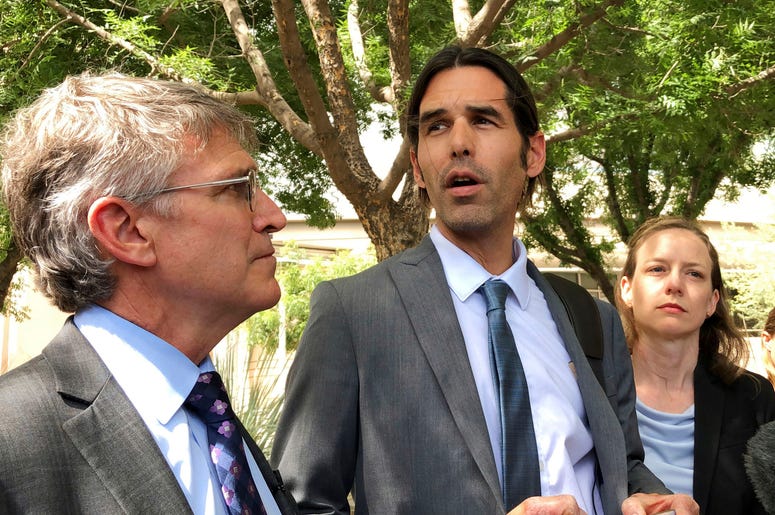 En esta imagen del 11 de junio de 2019 se ve a Scott Warren, al centro, fuera de una corte federal en Tucson, Arizona, después de que se declarara un juicio nulo en el caso en su contra. En esta imagen del 11 de junio de 2019 se ve a Scott Warren, al centro, fuera de una corte federal en Tucson, Arizona, después de que se declarara un juicio nulo en el caso en su contra.