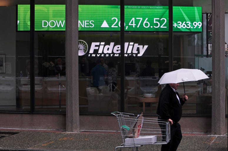 En esta foto del 18 de junio de 2019, un hombre con un carrito de supermercado pasa frente a una pizarra de la Bolsa que muestra una fuerte suba del índice Dow Jones. En esta foto del 18 de junio de 2019, un hombre con un carrito de supermercado pasa frente a una pizarra de la Bolsa que muestra una fuerte suba del índice Dow Jones.
