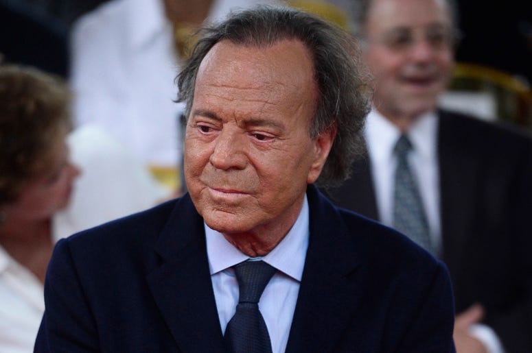 Un juez declaró 10 de julio del 2019 que existen indicios suficientes para concluir que un hombre español de 43 años es hijo biológico del cantante Julio Iglesias, quien por años se ha negado a someterse a pruebas genéticas para confirmar la paternidad. Un juez declaró 10 de julio del 2019 que existen indicios suficientes para concluir que un hombre español de 43 años es hijo biológico del cantante Julio Iglesias, quien por años se ha negado a someterse a pruebas genéticas para confirmar la paternidad.