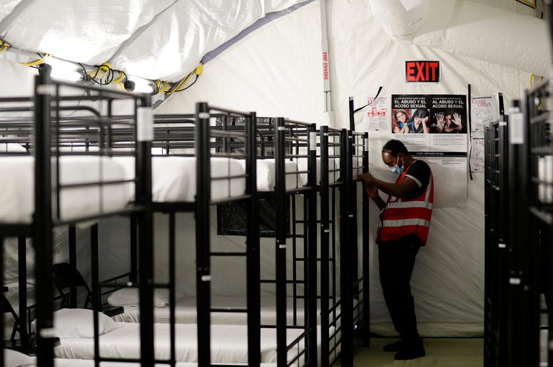 En esta foto del 9 de julio del 2019 se ven literas donde duermen los chicos alojados en el nuevo centro de detenci n de migrantes menores de edad en Carrizo Springs, Texas. Las habitaciones fueron instaladas en estructuras rodantes. En esta foto del 9 de julio del 2019 se ven literas donde duermen los chicos alojados en el nuevo centro de detenci n de migrantes menores de edad en Carrizo Springs, Texas. Las habitaciones fueron instaladas en estructuras rodantes.
