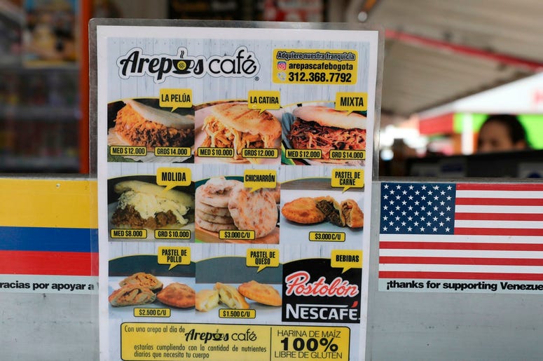 Esta imagen del 11 de junio de 2019 muestra el men en el restaurante "Arepas Cafe" en Bogot , Colombia, el martes 11 de junio de 2019. Su propietario, Gerson Brice o se enorgullece de ver colombianos que se convierten en clientes habituales y piden cl sic Esta imagen del 11 de junio de 2019 muestra el men en el restaurante "Arepas Cafe" en Bogot , Colombia, el martes 11 de junio de 2019. Su propietario, Gerson Brice o se enorgullece de ver colombianos que se convierten en clientes habituales y piden cl sic