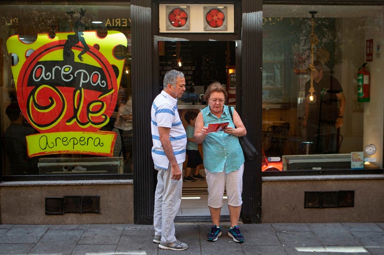 En esta imagen del 19 de junio de 2019, una pareja mira el men ante el restaurante Arepa Olé en Madrid, Espa a, el 19 de junio de 2019. En esta imagen del 19 de junio de 2019, una pareja mira el men ante el restaurante Arepa Olé en Madrid, Espa a, el 19 de junio de 2019.