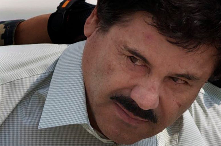 En esta imagen de archivo del 22 de febrero de 2014, Joaquín "El Chapo" Guzmán es escoltado a un helicóptero esposado por marines de la Marina mexicana en un hangar militar en Ciudad de México. En esta imagen de archivo del 22 de febrero de 2014, Joaquín "El Chapo" Guzmán es escoltado a un helicóptero esposado por marines de la Marina mexicana en un hangar militar en Ciudad de México.