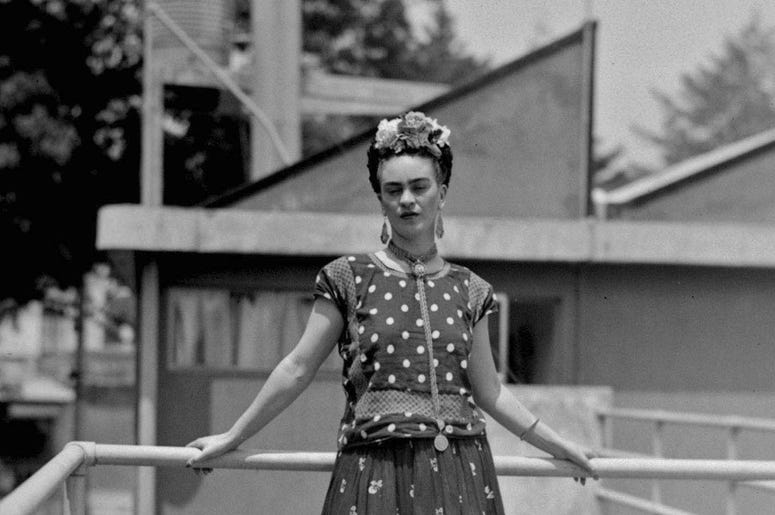 En esta fotografía del 14 de abril de 1939, la pintora y surrealista Frida Kahlo, quien fue esposa del famoso muralista mexicano Diego Rivera, posa en su casa en la Ciudad de México. La Fundación Frida Kahlo para la Cultura y las Artes se asoció con la ma En esta fotografía del 14 de abril de 1939, la pintora y surrealista Frida Kahlo, quien fue esposa del famoso muralista mexicano Diego Rivera, posa en su casa en la Ciudad de México. La Fundación Frida Kahlo para la Cultura y las Artes se asoció con la ma