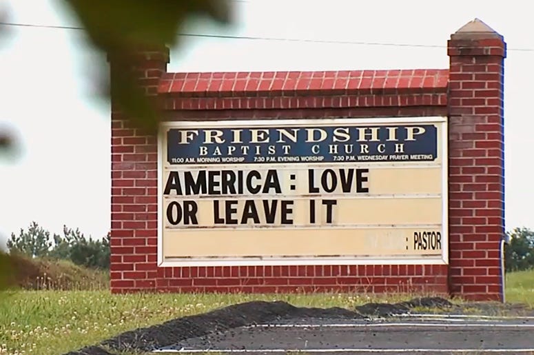 La Iglesia Bautista de la Amistad de Appomattox, Virginia, recibe a sus feligreses con el cartel: "Estados Unidos: Quiérelo o Véte". La expresión sigue la línea que baja Donald Trump con sus comentarios sobre cuatro legisladoras demócratas a las que les d La Iglesia Bautista de la Amistad de Appomattox, Virginia, recibe a sus feligreses con el cartel: "Estados Unidos: Quiérelo o Véte". La expresión sigue la línea que baja Donald Trump con sus comentarios sobre cuatro legisladoras demócratas a las que les d