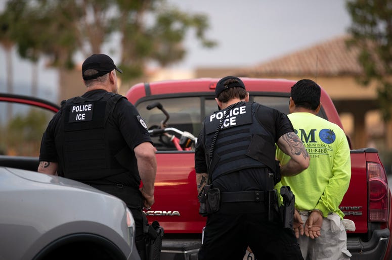 Agentes de la policía del servicio de inmigración (ICE) detienen a un individuo en Escondido, California. el 8 de julio del 2019. Agentes de la policía del servicio de inmigración (ICE) detienen a un individuo en Escondido, California. el 8 de julio del 2019.